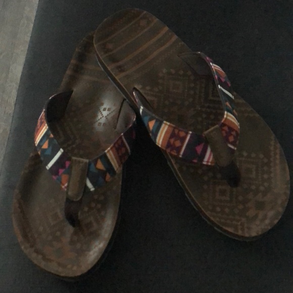 Shoes - Mukluks flip flops